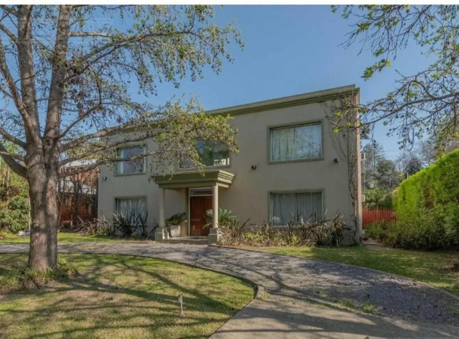 Venta Casa de 290 m² sobre lote de 900 m² Barrio El Portillo 3