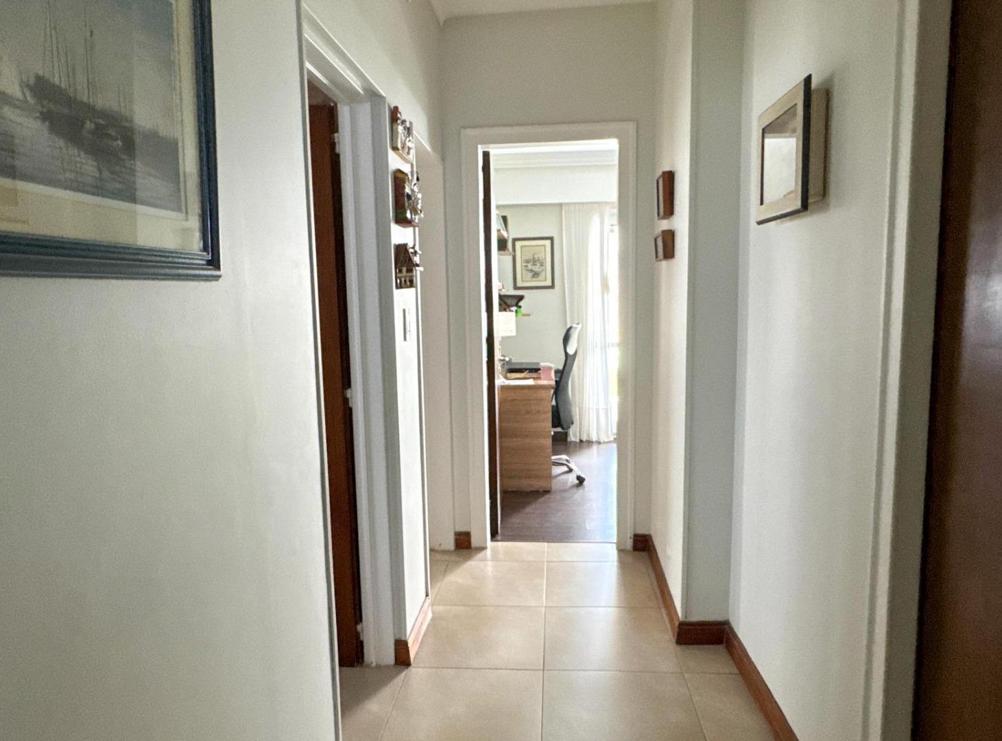 Foto de Venta Casa 5 ambientes con jardín y pileta en Olivos, imagen 3