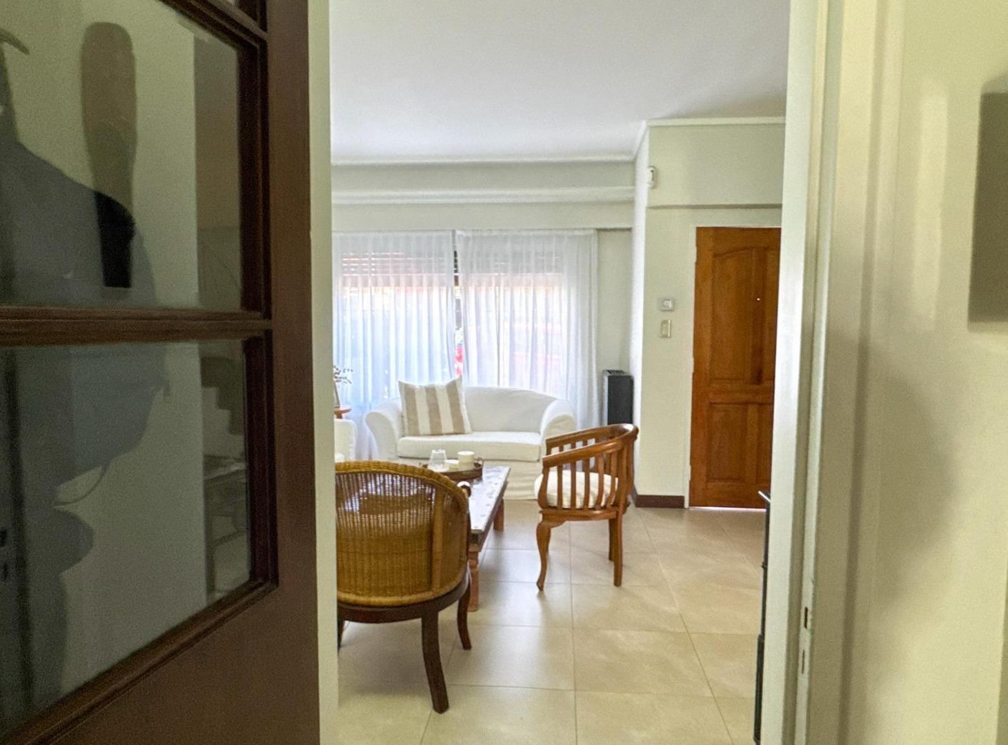 Foto de Venta Casa 5 ambientes con jardín y pileta en Olivos, imagen 2