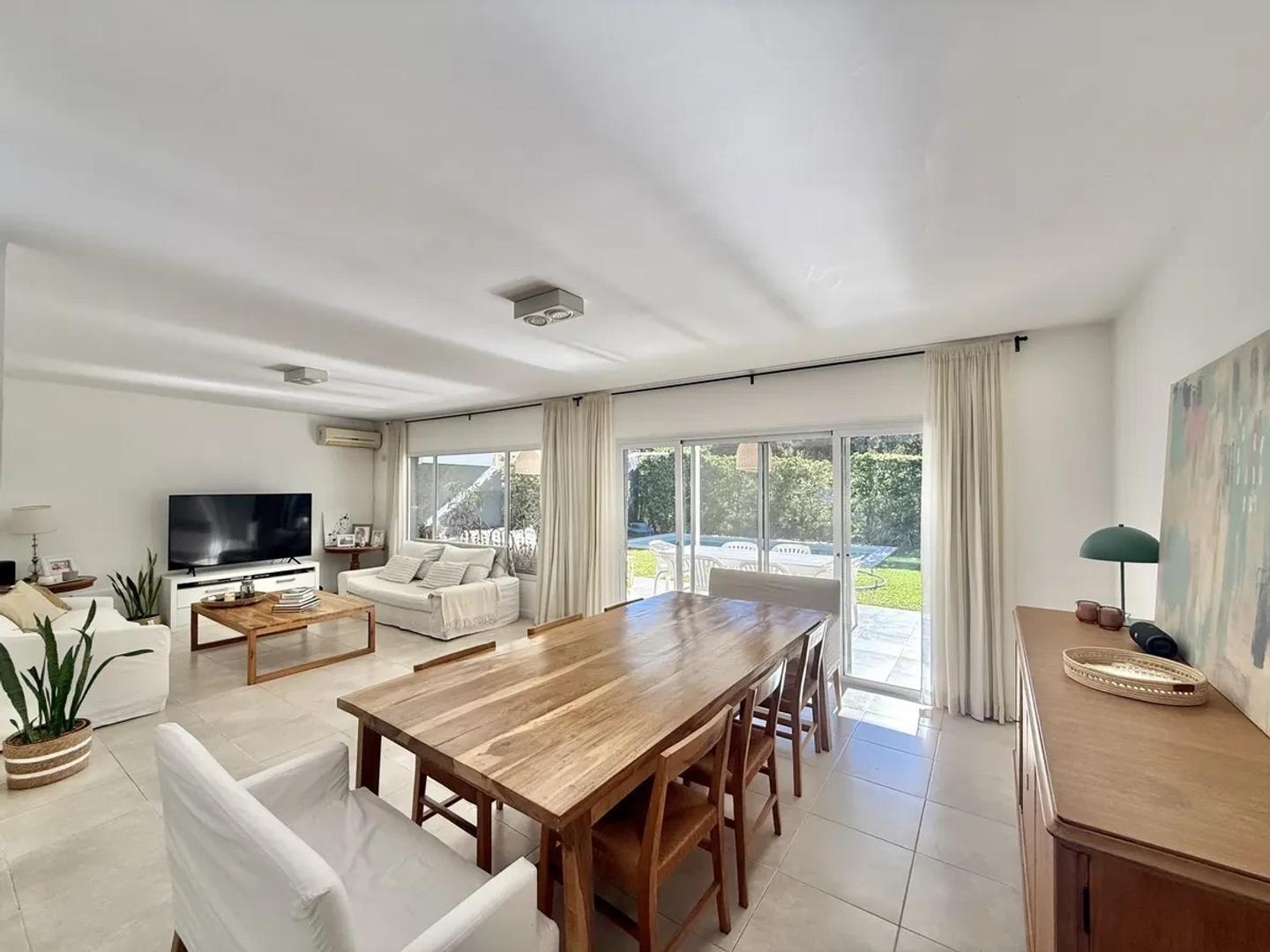 Foto de Venta Casa 3 ambientes condominio Lasalle Chico con pileta, imagen 2
