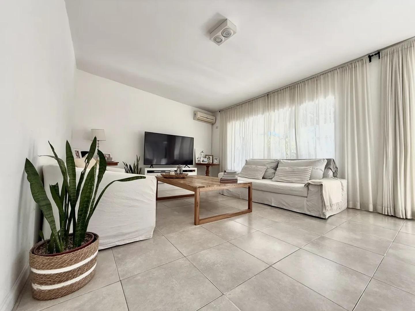 Foto de Venta Casa 3 ambientes condominio Lasalle Chico con pileta, imagen 1
