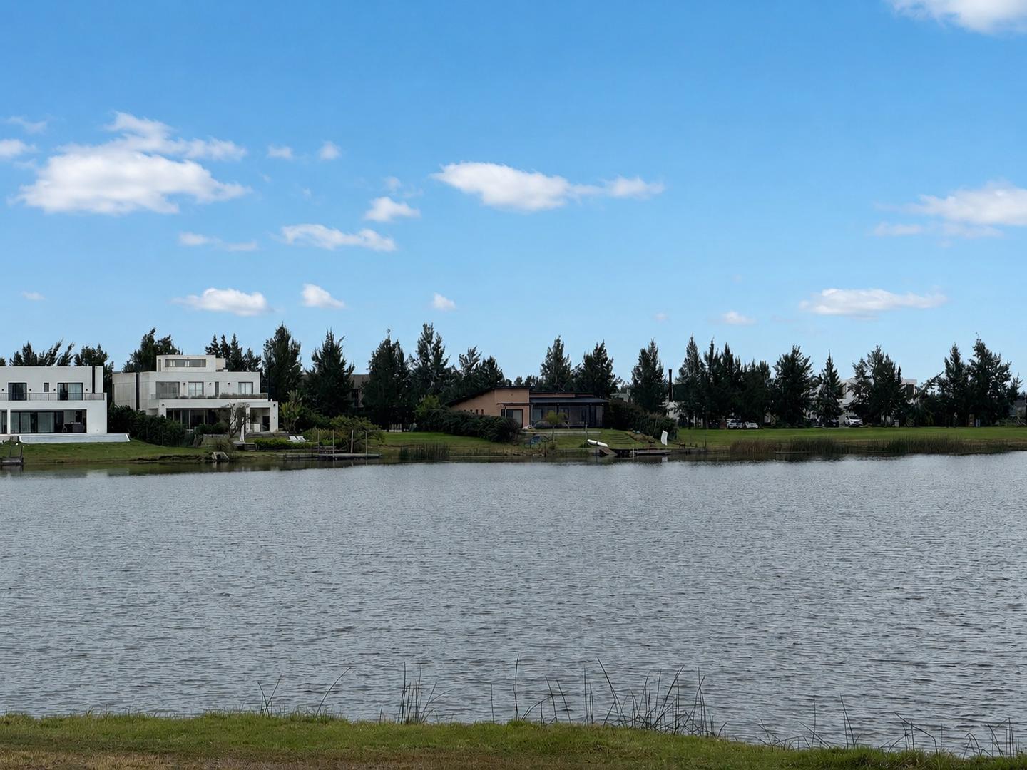 Foto de Lote en Venta 850m2 con laguna en Barrio Naudir, imagen 2