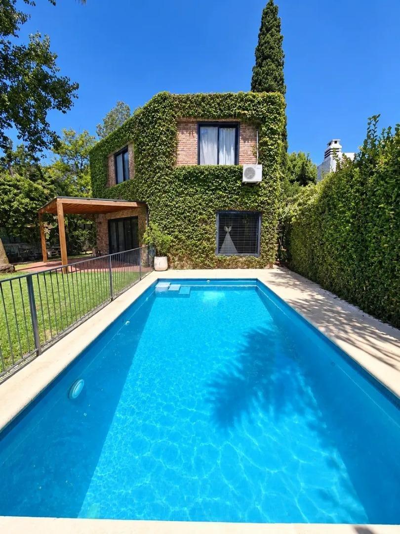 Foto de Casa de Diseño exclusivo en Barrio Santa Rita, imagen 1