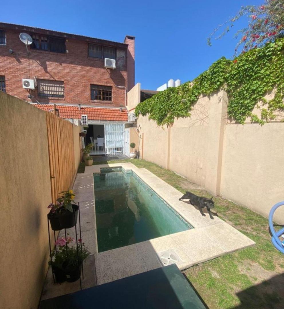 Foto de Triplex 5 ambientes en venta con pileta y quincho, imagen 3