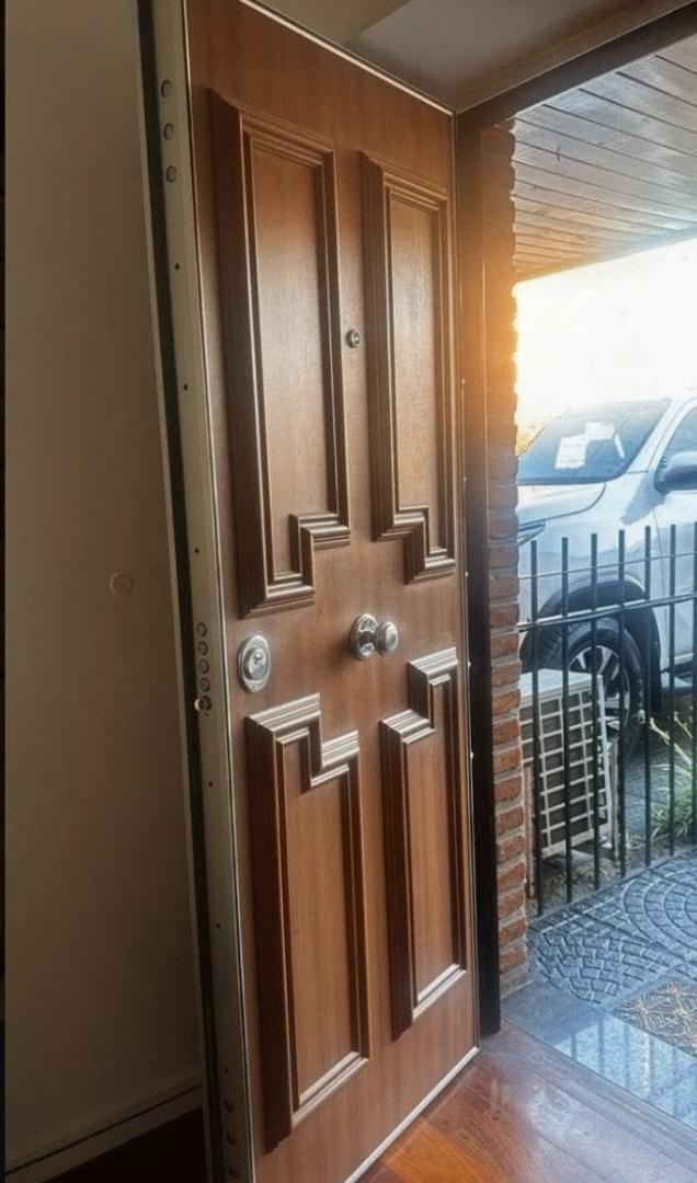 Foto de Triplex 5 ambientes en venta con pileta y quincho, imagen 1