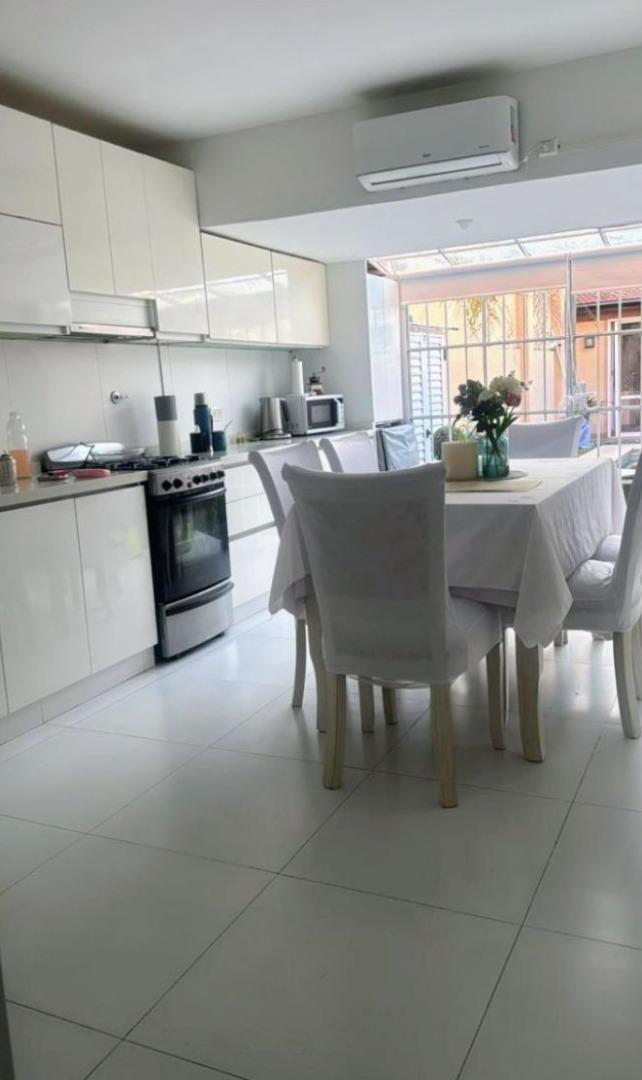 Foto de Triplex 5 ambientes en venta con pileta y quincho, imagen 2