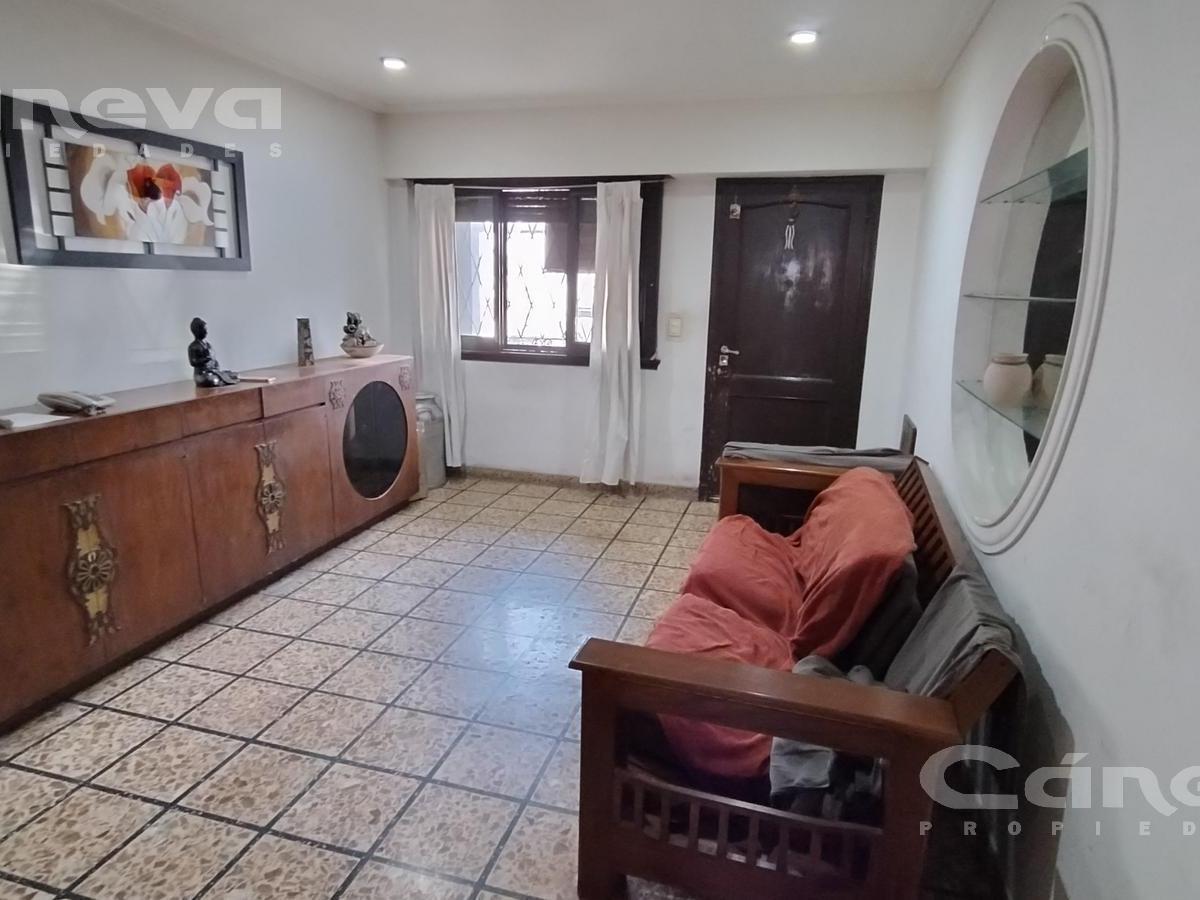 Casa Multifamiliar en Dos Plantas, 6 Ambientes, 4 Cocheras, Jardín y Parrilla. 1