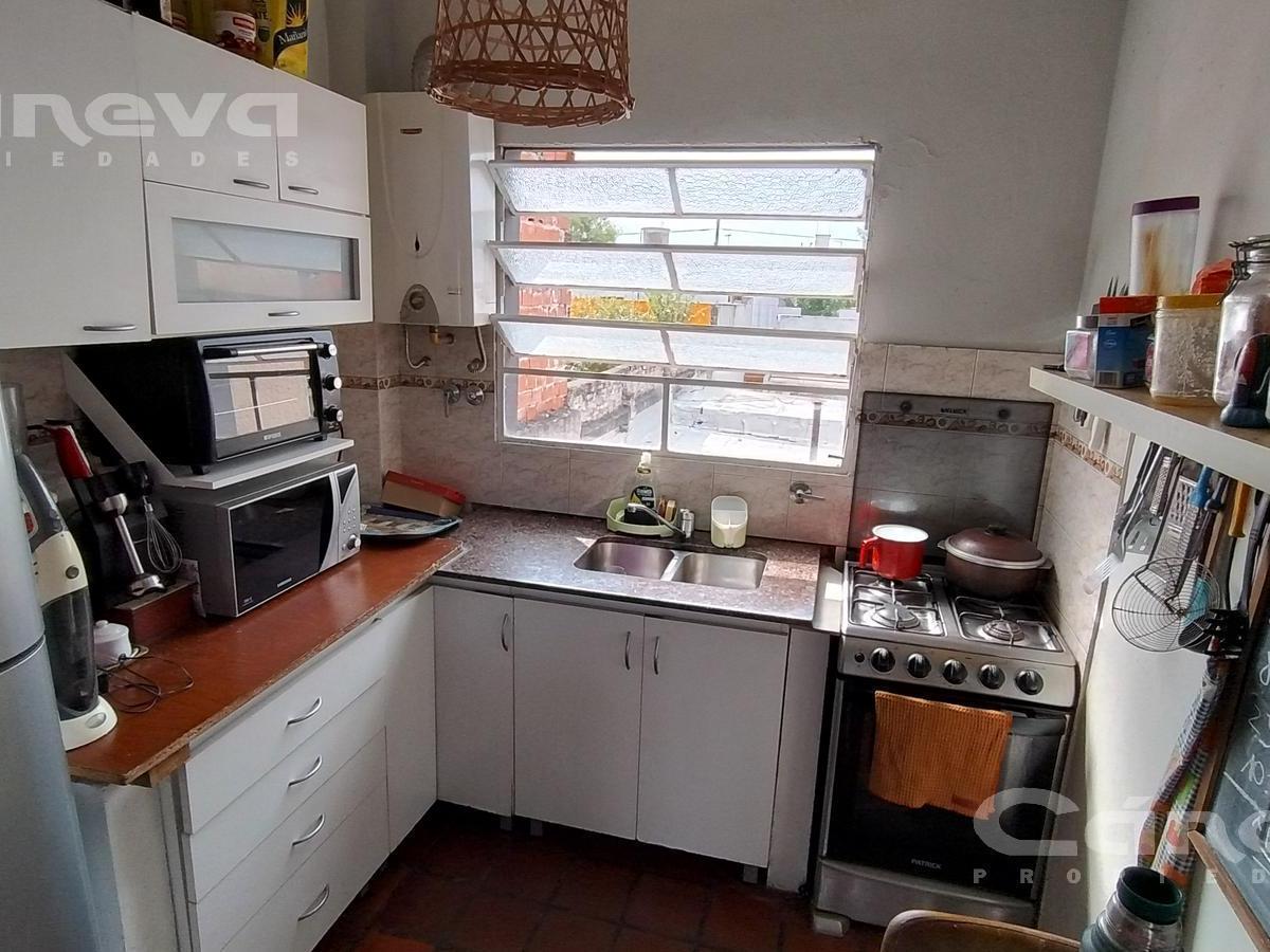 Casa Multifamiliar en Dos Plantas, 6 Ambientes, 4 Cocheras, Jardín y Parrilla. 5
