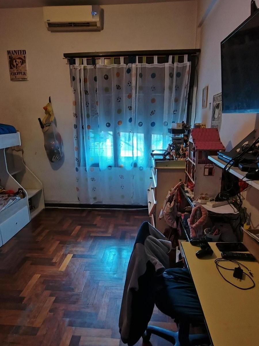 Casa Multifamiliar en Dos Plantas, 6 Ambientes, 4 Cocheras, Jardín y Parrilla. 3