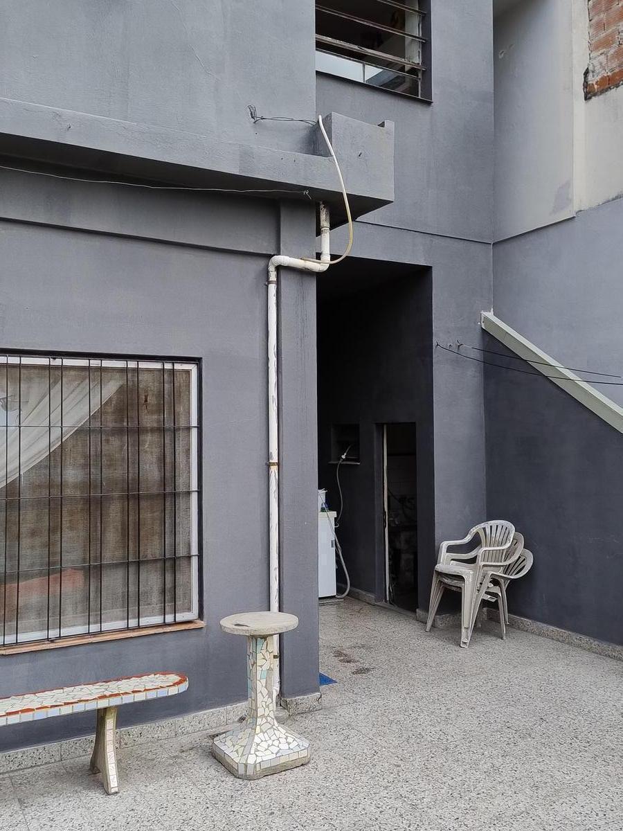 Casa Multifamiliar en Dos Plantas, 6 Ambientes, 4 Cocheras, Jardín y Parrilla. 2