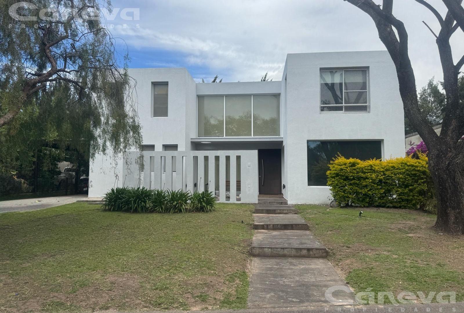 Casa de 3 dormitorios mas dependencia y pileta en Santa Clara
