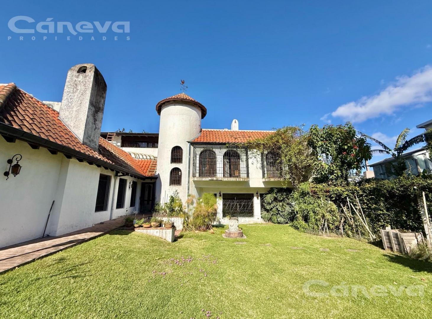 Casa en alquiler con gran jardín y pileta en la mejor zona de Martínez