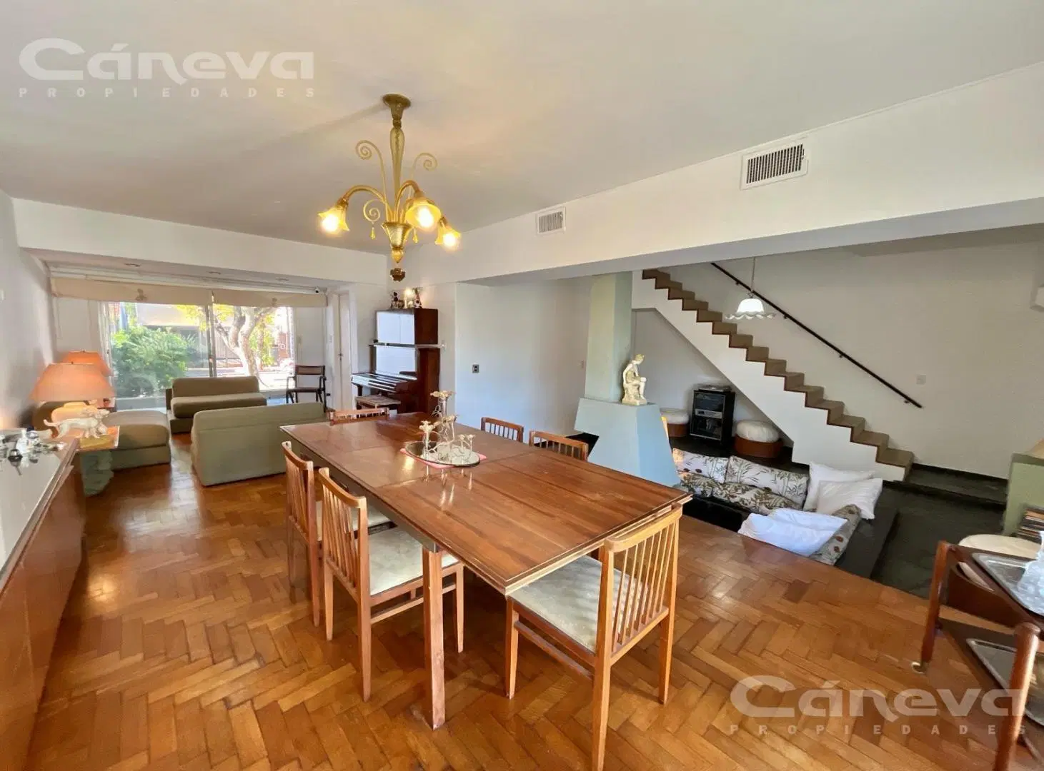 Impactante Residencia de 450m² en Martínez | 4 Dorm, Gran Jardín y Cochera para 4 Autos 3