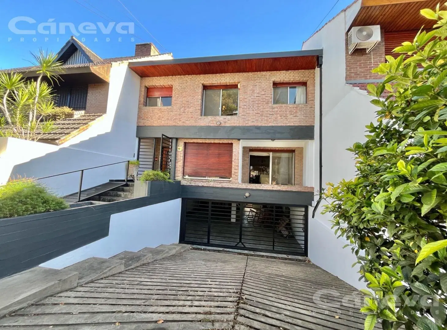 Impactante Residencia de 450m² en Martínez | 4 Dorm, Gran Jardín y Cochera para 4 Autos 2