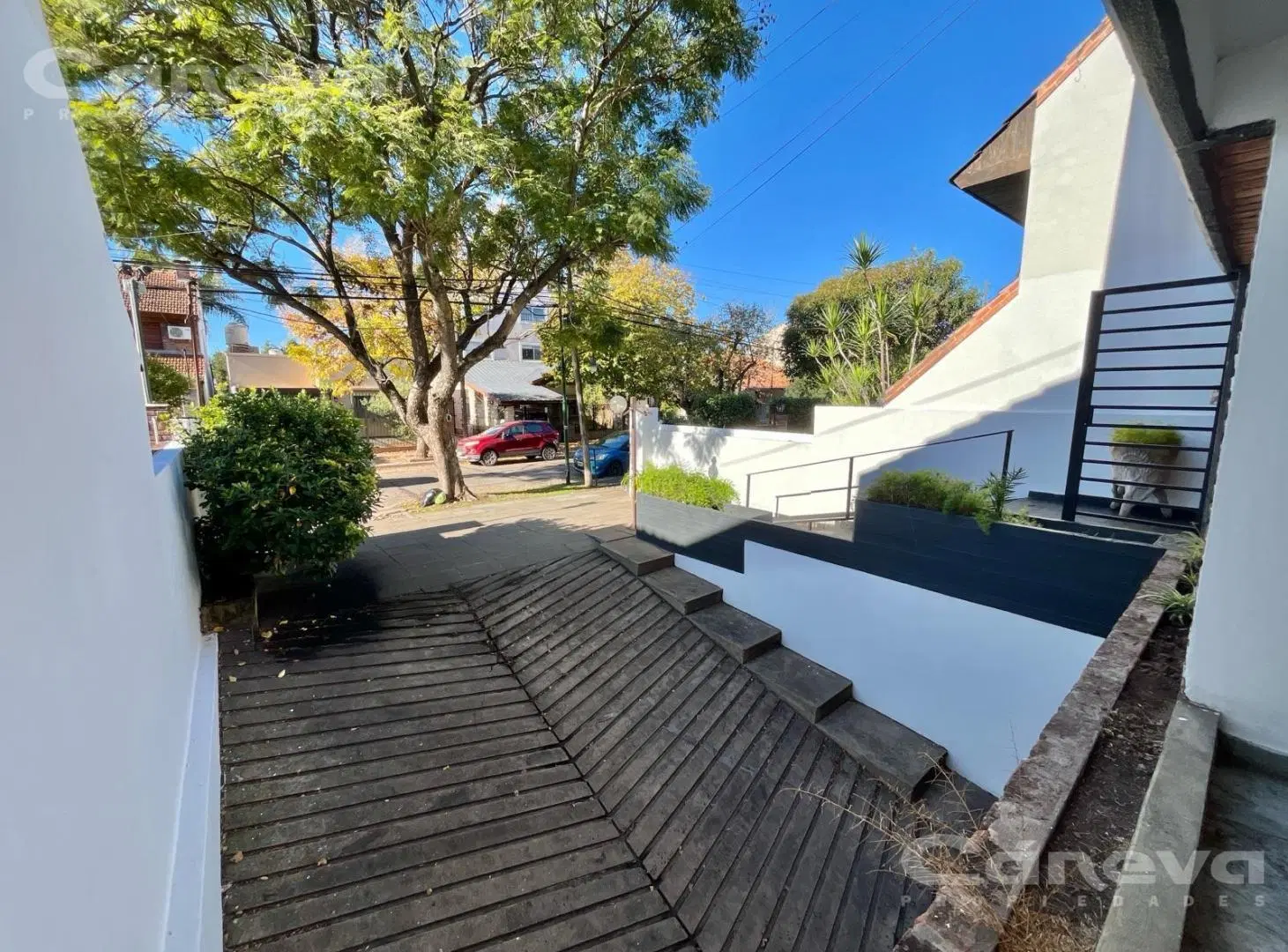 Impactante Residencia de 450m² en Martínez | 4 Dorm, Gran Jardín y Cochera para 4 Autos 8