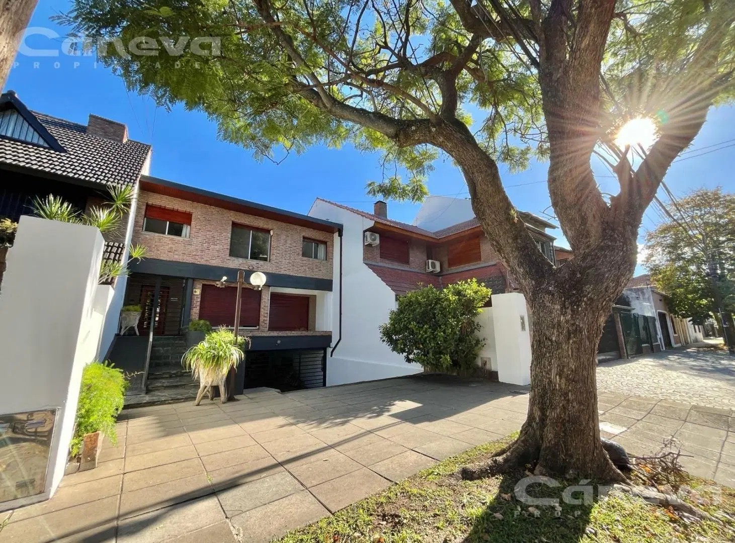 Impactante Residencia de 450m² en Martínez | 4 Dorm, Gran Jardín y Cochera para 4 Autos 4