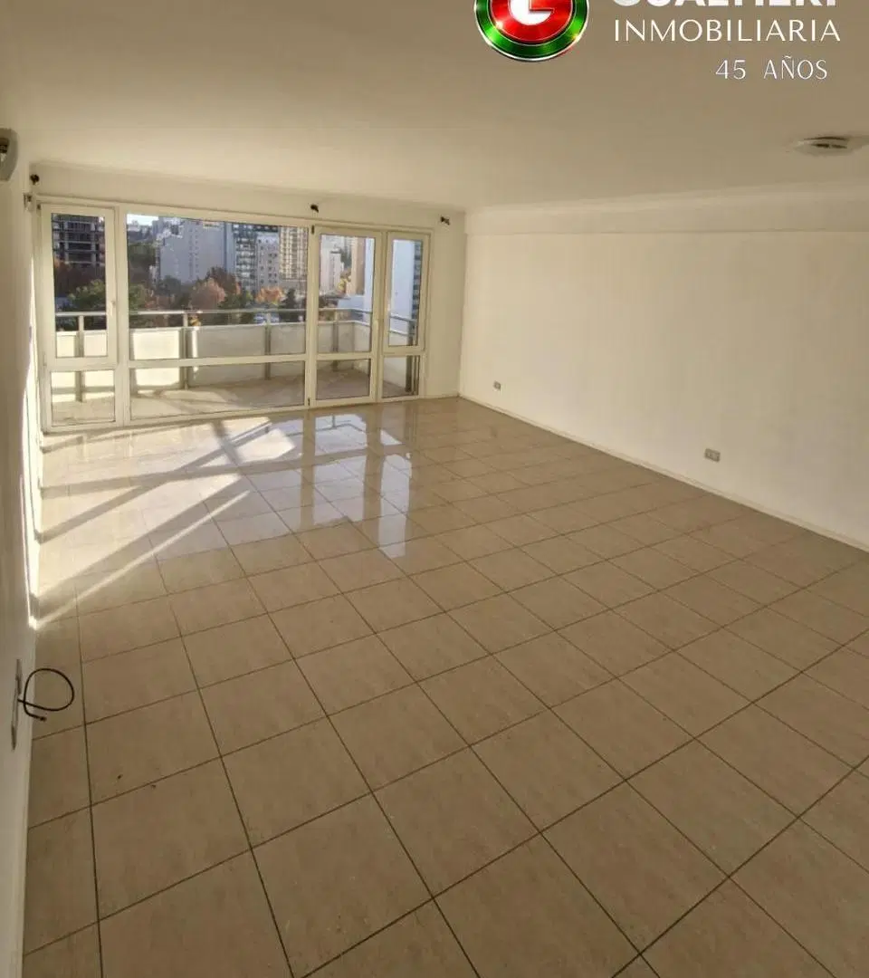 Departamento de tres dormitorios con cochera y baulera 3