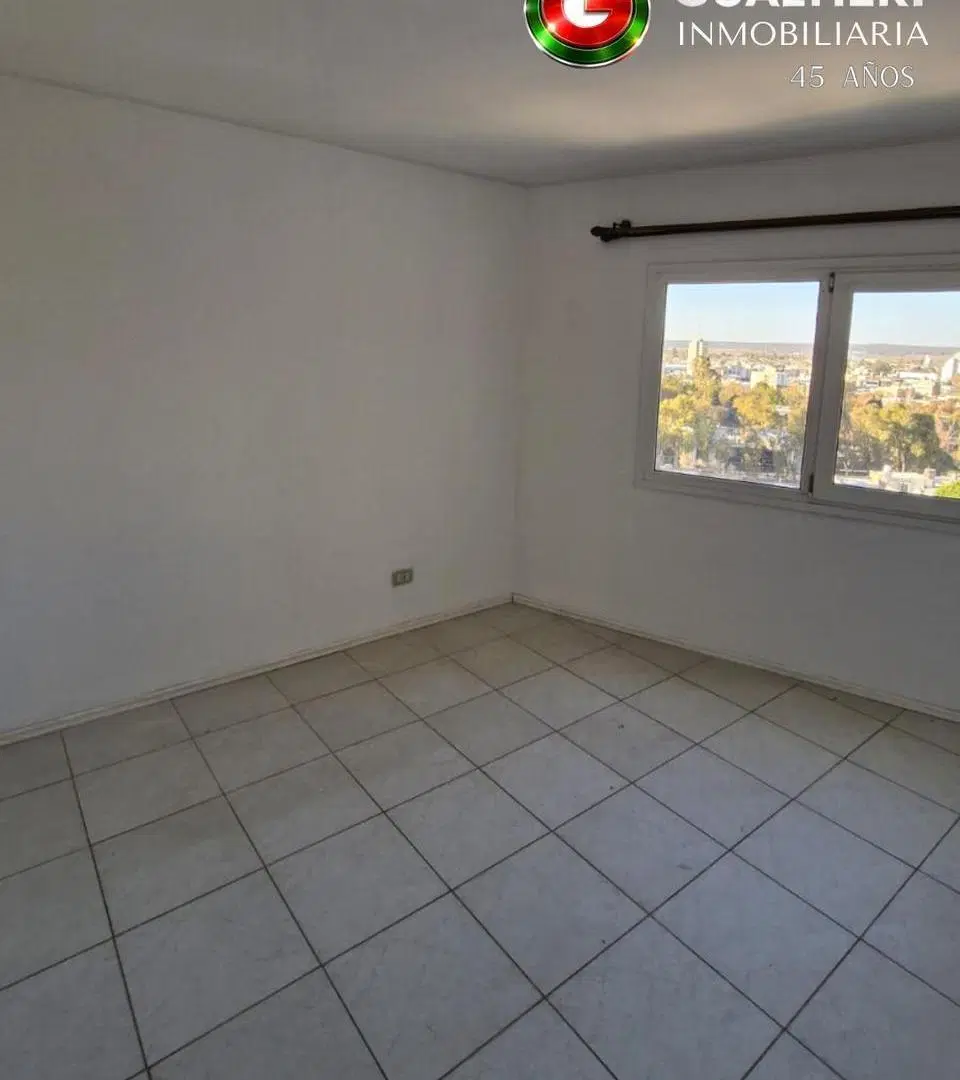 Departamento de tres dormitorios con cochera y baulera 2