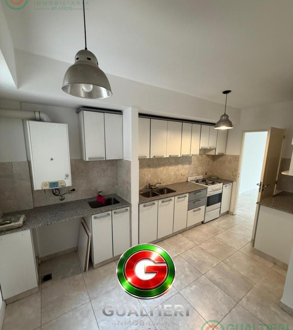 Foto de Departamento de dos dormitorios con cochera en venta, imagen 3