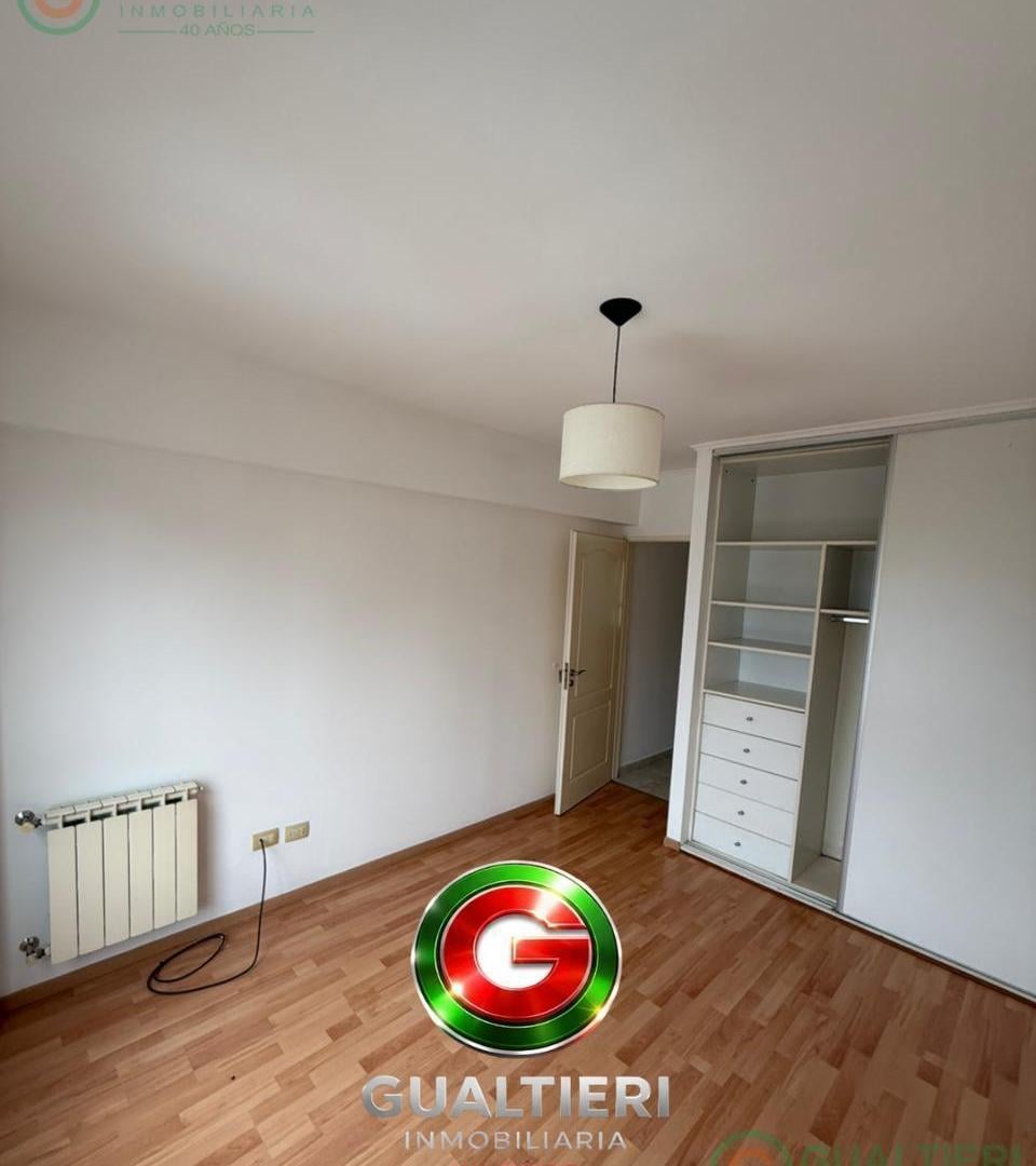 Foto de Departamento de dos dormitorios con cochera en venta, imagen 4