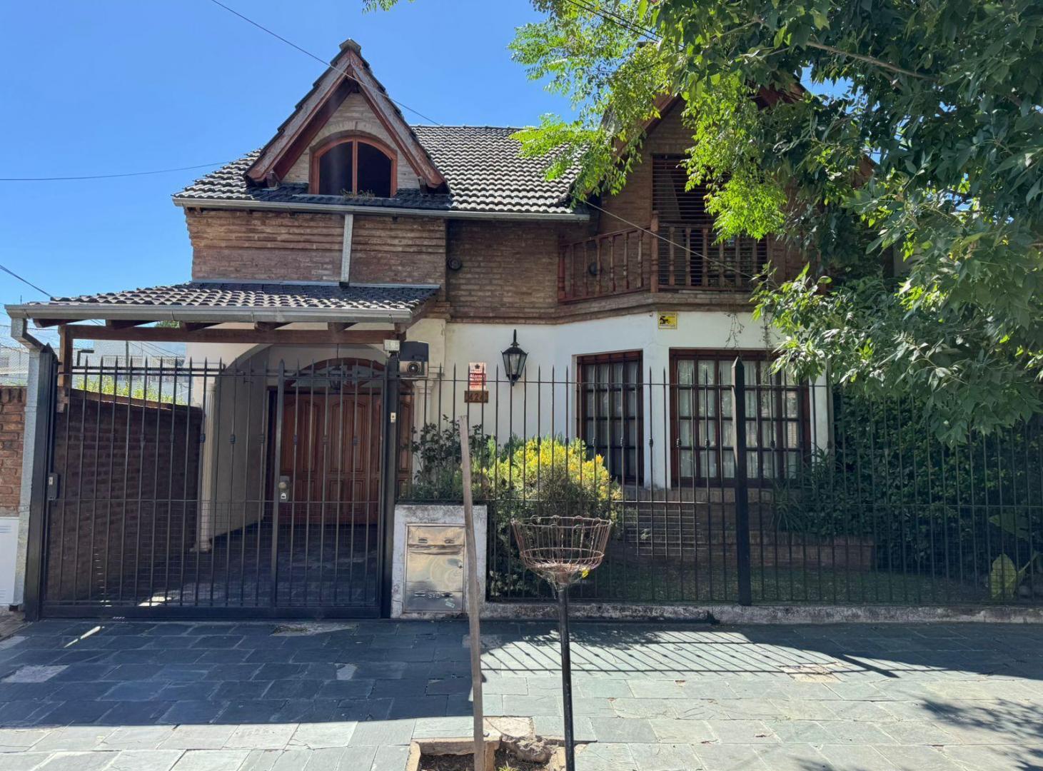Foto de Casa 5 dormitorios , espacio para 2 autos , jardin quincho San Isidro, imagen 2