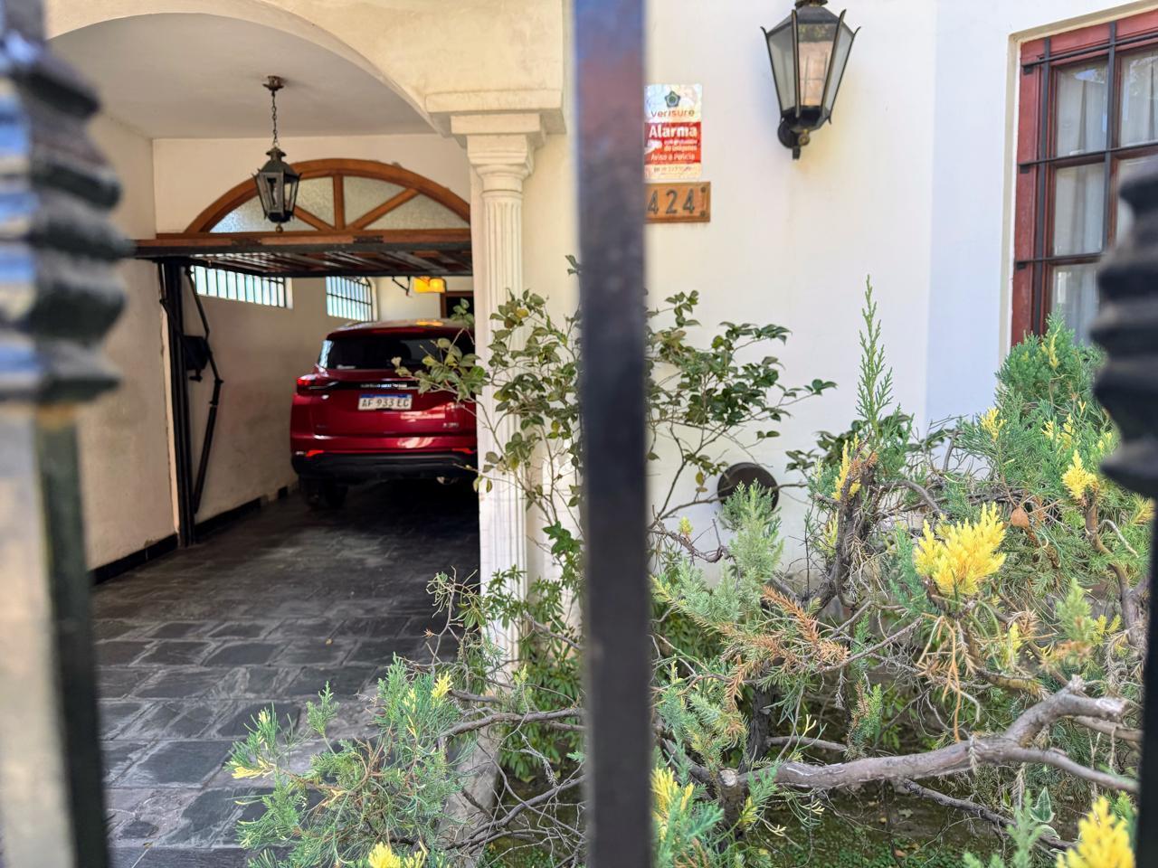 Foto de Casa 5 dormitorios , espacio para 2 autos , jardin quincho San Isidro, imagen 4
