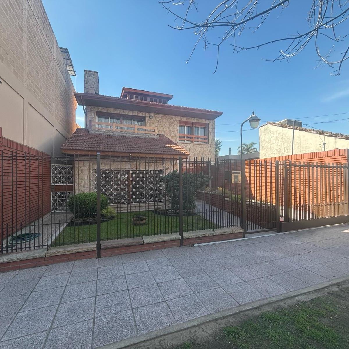 CHALET 5 AMBIENTES EN DOS PLANTAS