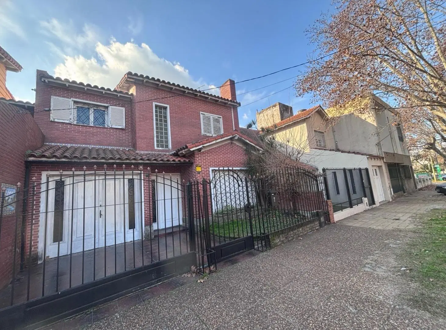 Casa muy bien ubicada. 2