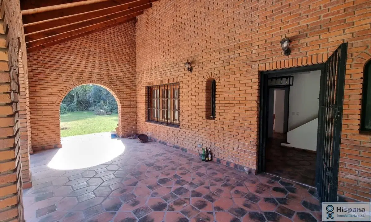 Casa en alquiler, con hermoso parque. Sobre la calle Gutiérrez, en del Del Viso, Pilar! 2