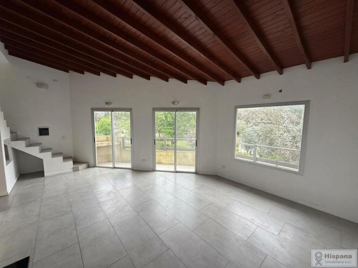 Foto de Hermoso departamento tipo dúplex en alquiler sobre la calle Los, imagen 1
