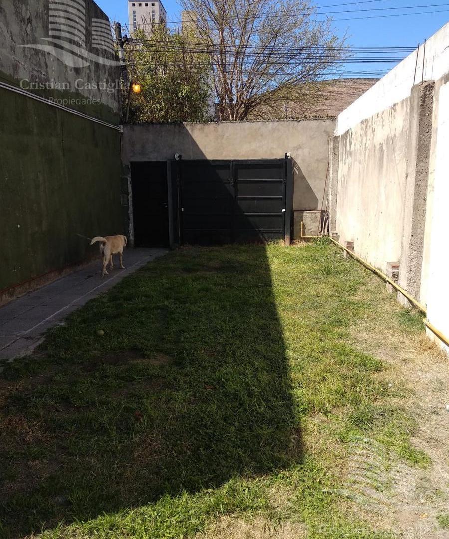 Casa al frente con cochera