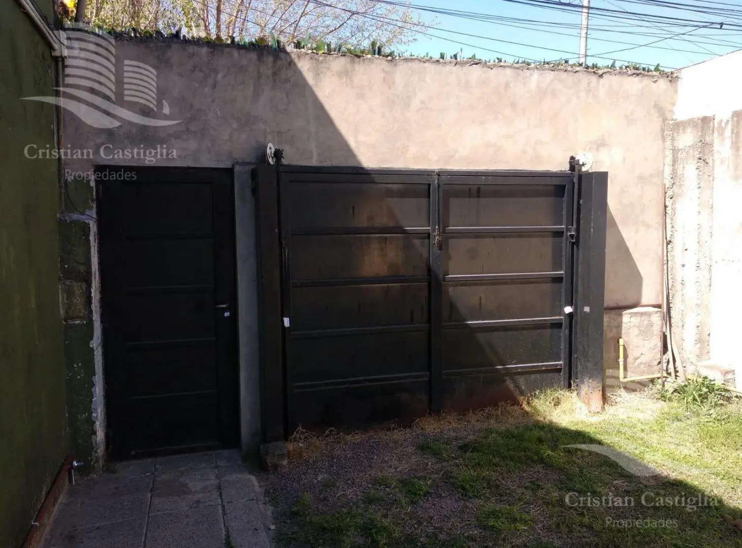 Casa al frente con cochera 1