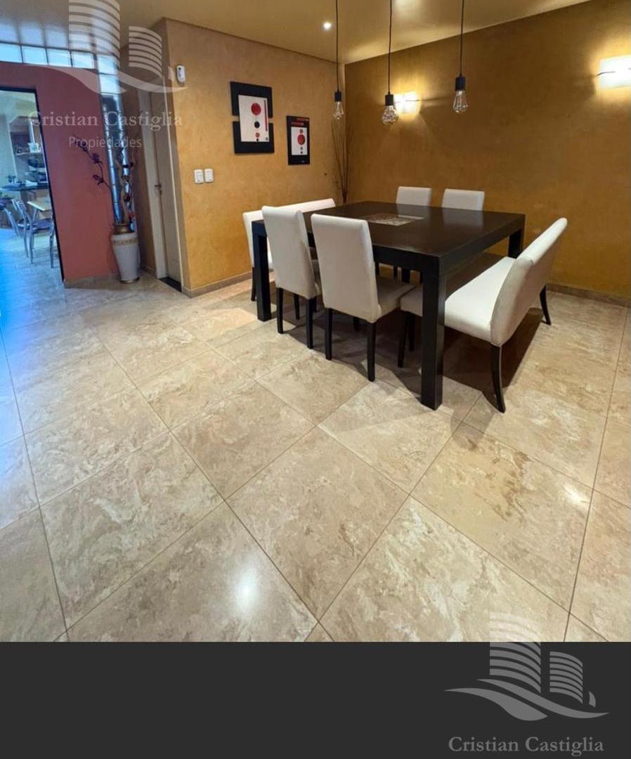 Foto de Casa 6 Ambientes Desarrollada en 2 Plantas en Villa Lugano, imagen 2