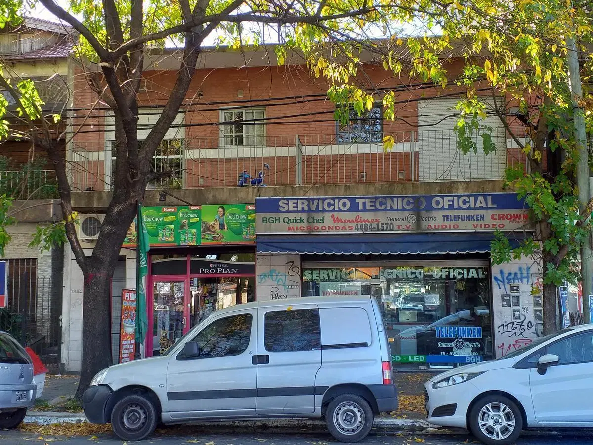 VENTA EN BLOCK, PROPIEDAD CON 2 LOCALES AL FRENTE Y  4 DEPTOS SOBRE LOTE PROPIO 10X40 APROX. 2