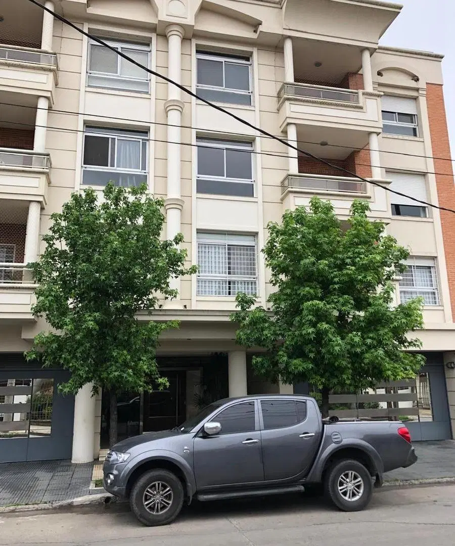 VENTA DE SEMIPISO 4 AMBIENTES CON BALCON Y COCHERA FIJA 3