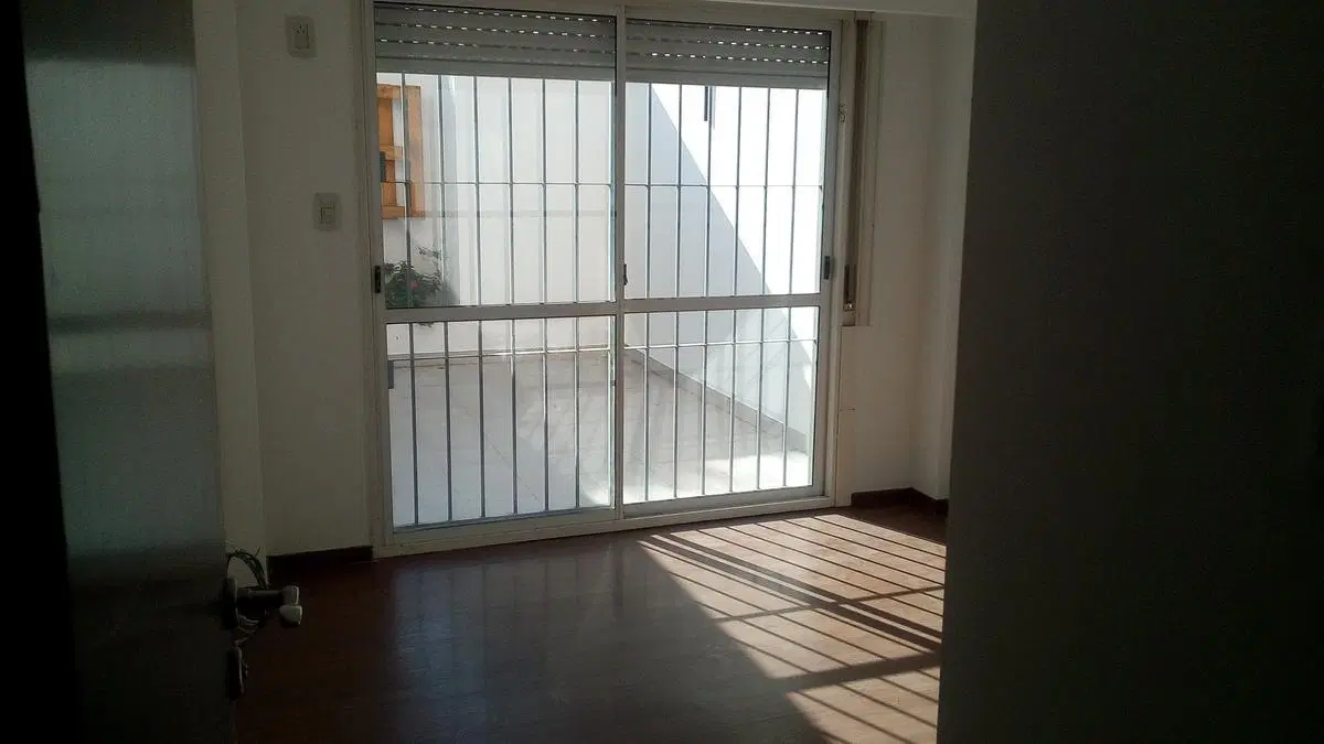 VENTA DE DEPARTAMENTO DE 2 AMBIENTES CON 2 PATIOS EN RAMOS MEJIA SUR 1
