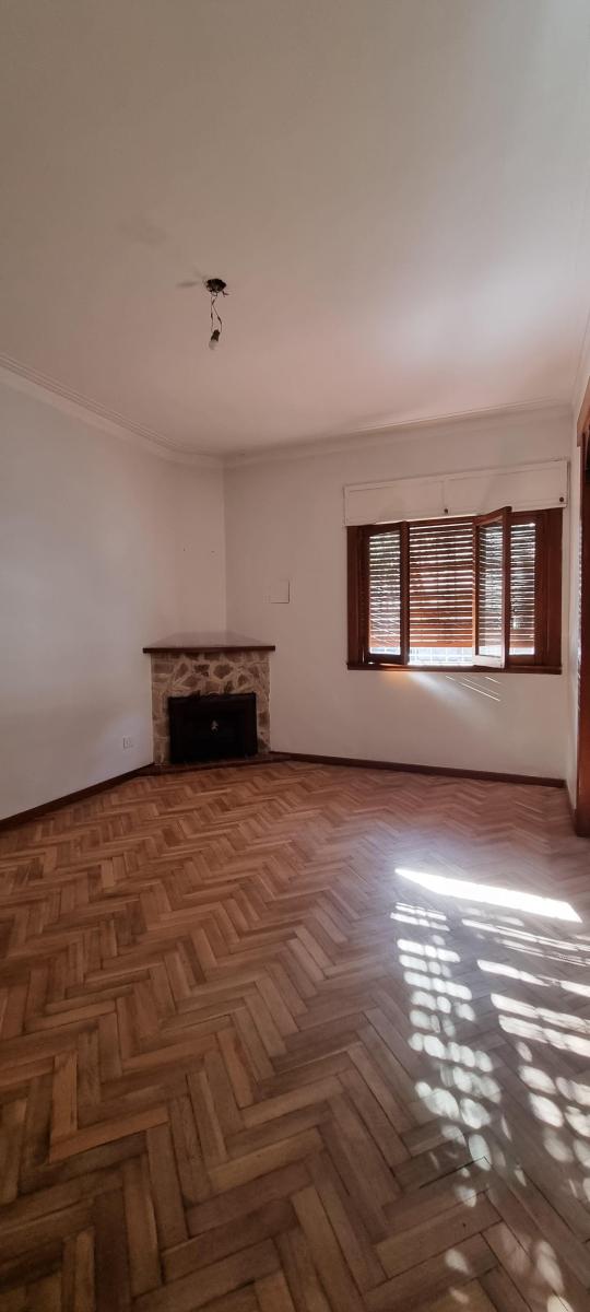 CHALET DE ESTILO COLONIAL EN INMEJORABLE UBICACION