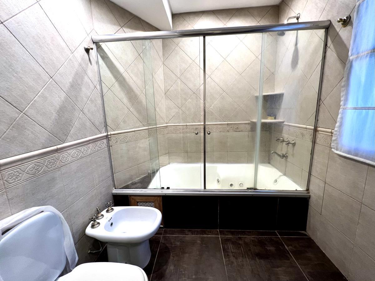 Espectacular Casa de 8 Ambientes con Muy Lindo Jardín! - San Isidro 5