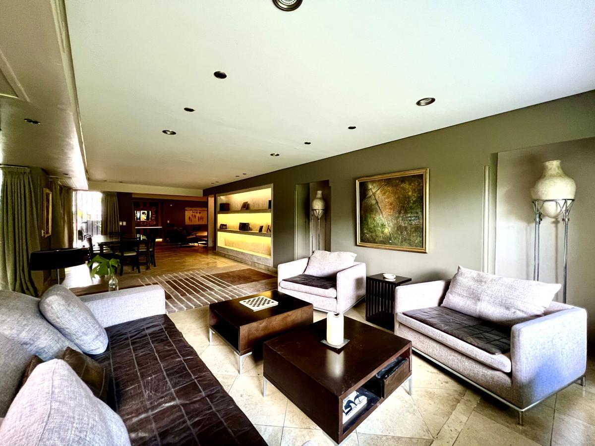 Espectacular Casa de 8 Ambientes con Muy Lindo Jardín! - San Isidro 1
