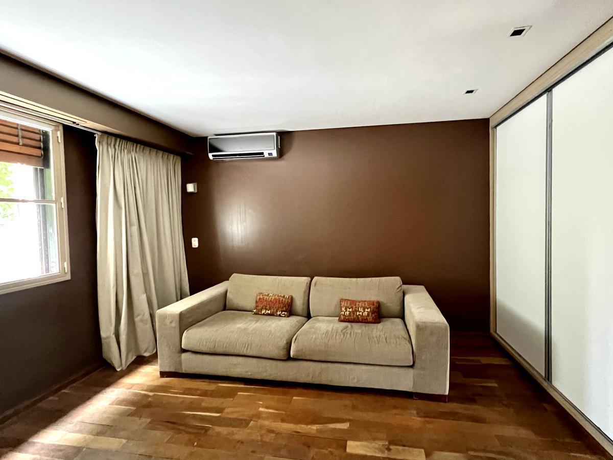 Espectacular Casa de 8 Ambientes con Muy Lindo Jardín! - San Isidro 3