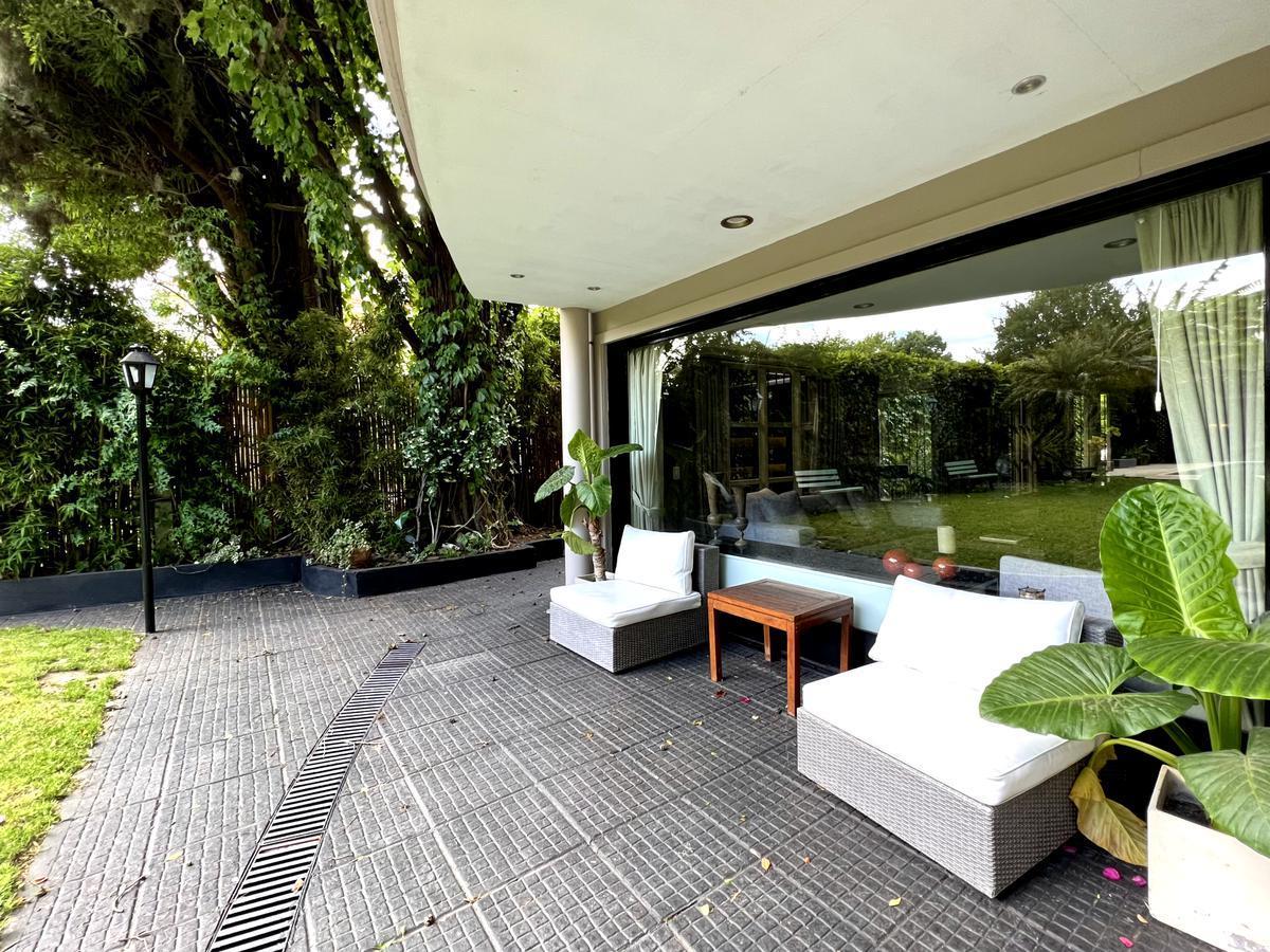 Foto de Espectacular Casa de 8 Ambientes con Muy Lindo Jardín! - San Isidro, imagen 4