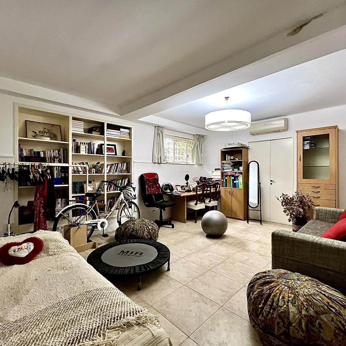 Casa en Venta de 3 Plantas con Fantástico Jardín, Pileta y Cochera - Vicente López 2