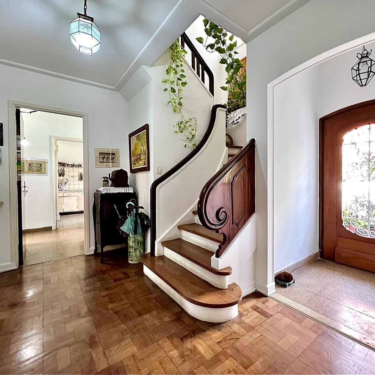 Casa en Venta de 3 Plantas con Fantástico Jardín, Pileta y Cochera - Vicente López 3
