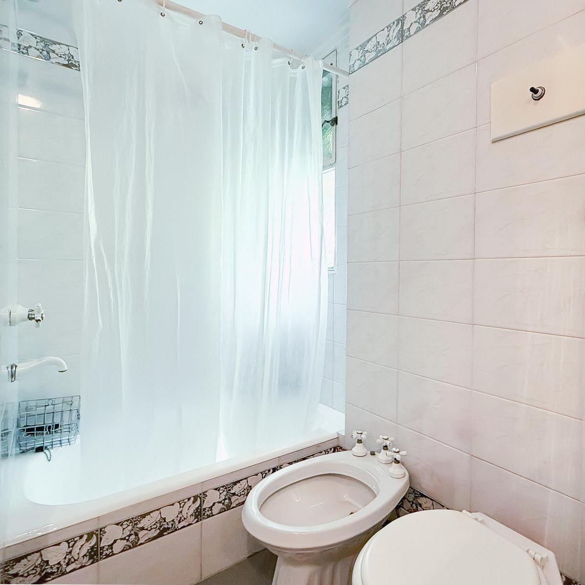 Casa en Venta, 2 Plantas, con Jardín, Pileta y Cochera - Vicente López 2