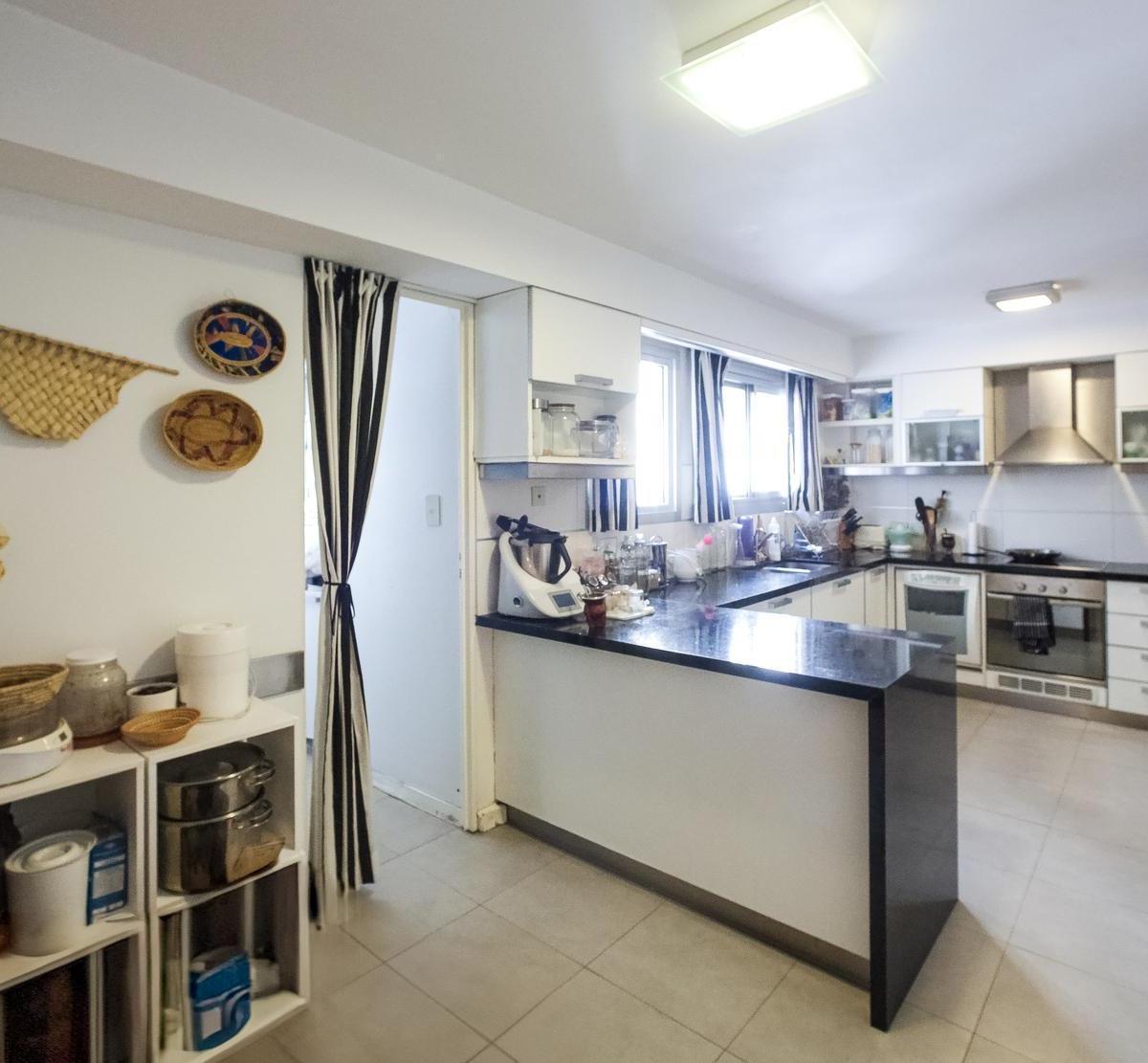 Departamento en Venta, Piso de 7 Ambientes con Balcón y Cochera - Palermo 2