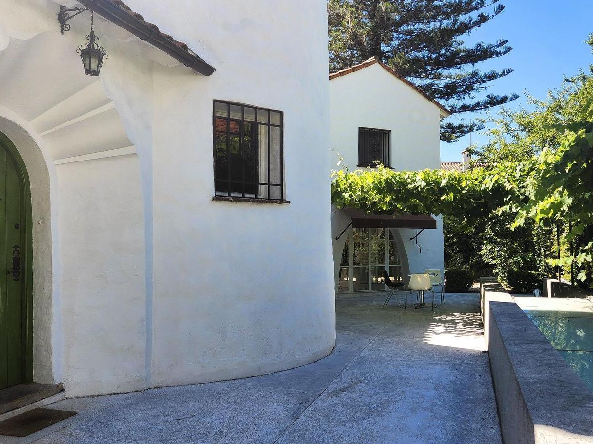 Casa en Venta, 3 Plantas, Gran Jardín, Pileta y Cochera - San Isidro 3