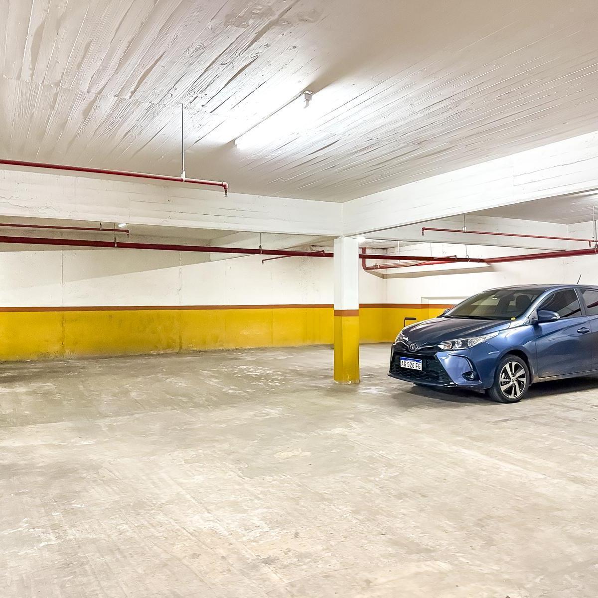 Foto de Dos Cocheras Contiguas en Venta en Edificio Laguzzi - Excelente, imagen 3