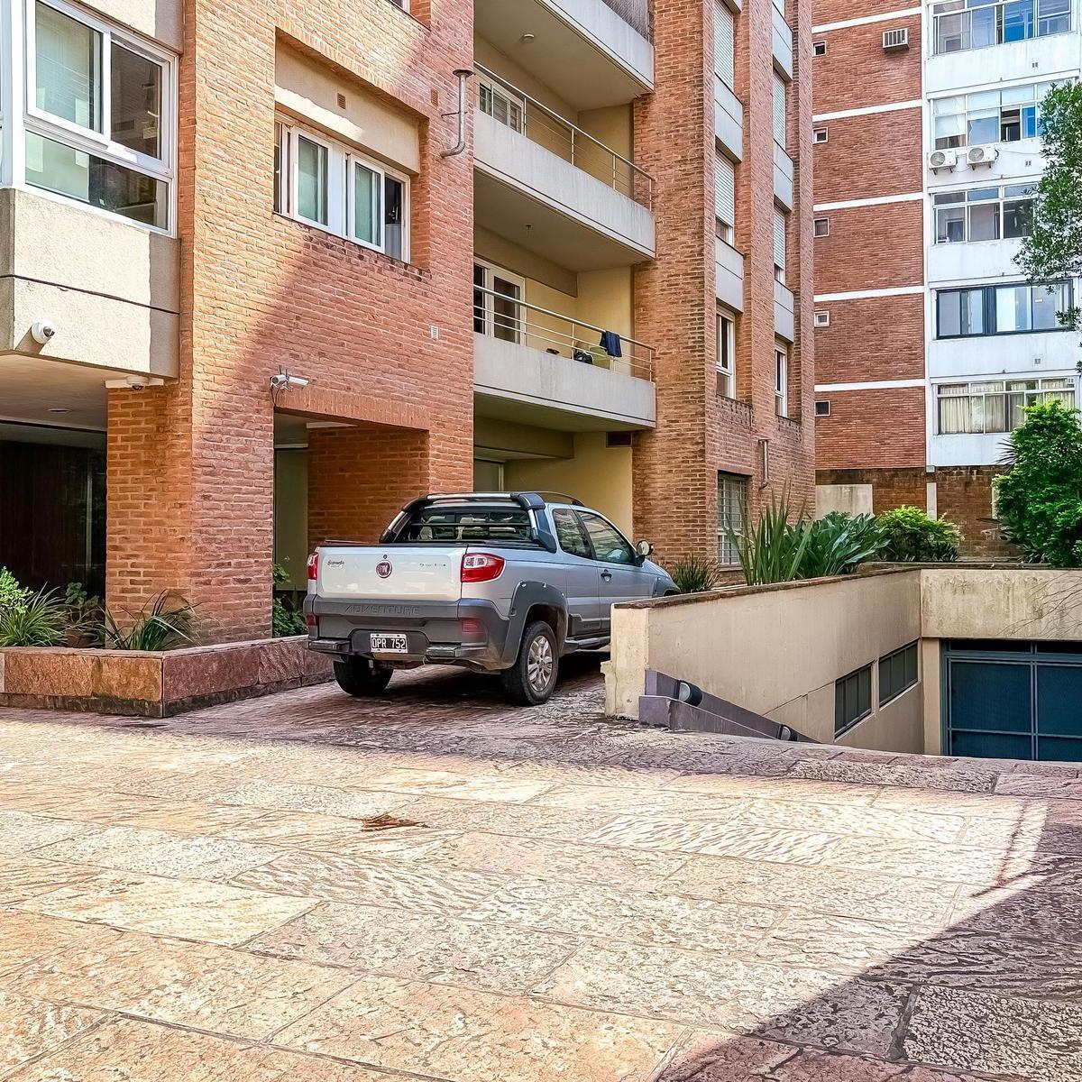 Foto de Dos Cocheras Contiguas en Venta en Edificio Laguzzi - Excelente, imagen 2