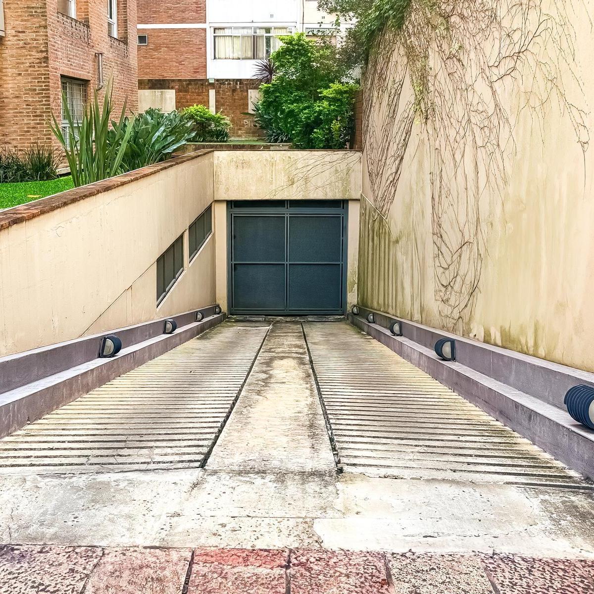 Foto de Dos Cocheras Contiguas en Venta en Edificio Laguzzi - Excelente, imagen 4