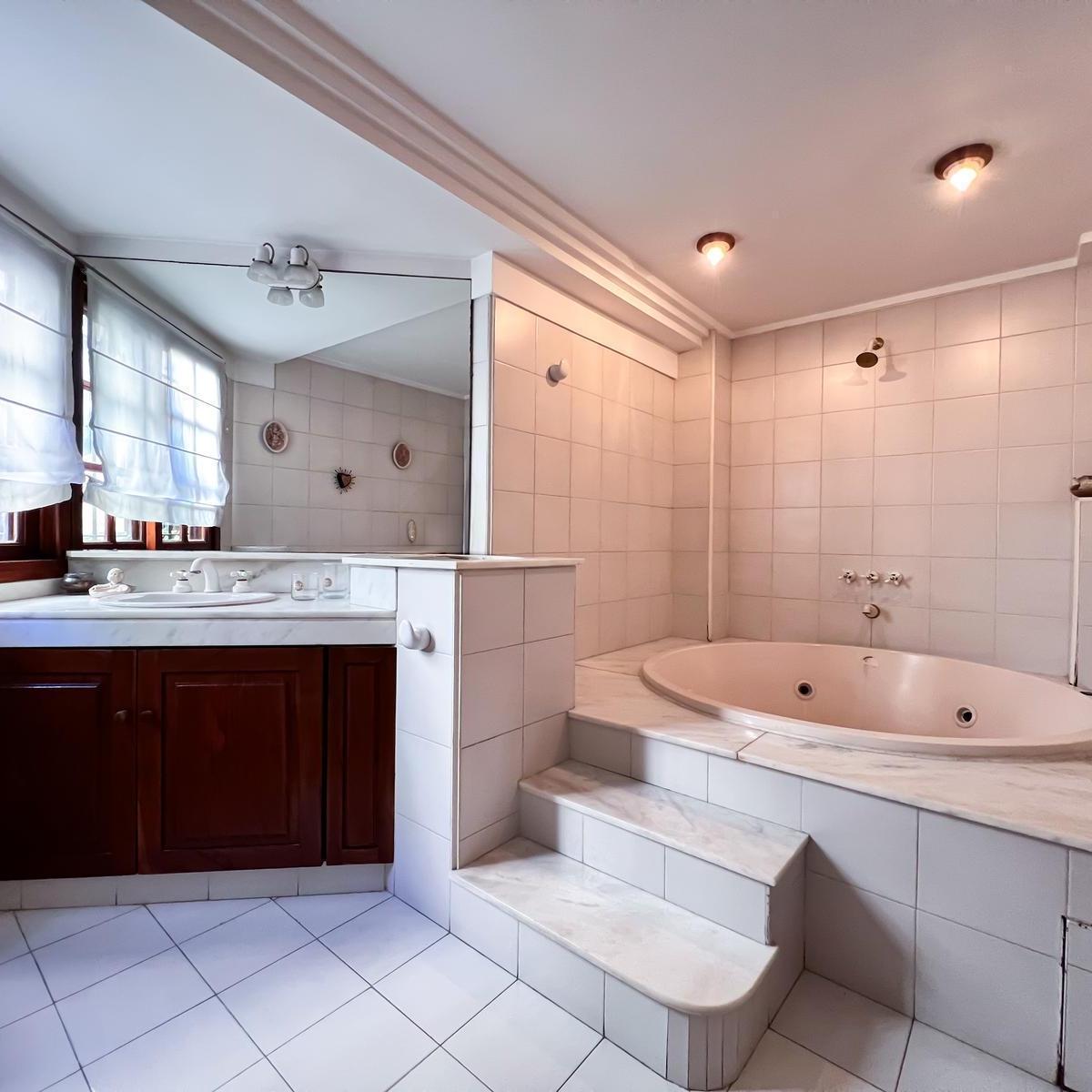 Casa en Vicente López en Venta - 2 Plantas - Espectacular Parque con Pileta, Galería y Quincho! 4